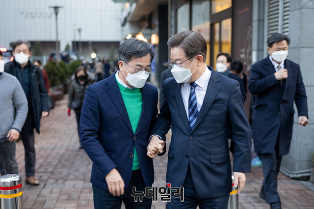 ▲ 이재명 더불어민주당 대선후보(오른쪽)와 김동연 새로운물결 대선후보가 1일 오후 서울 마포구의 한 카페에서 만나 손을 잡고 회동장으로 이동하고 있다. 이들은 이날 회동에서 대선 후 국민통합정부 구성, 대통령 임기 1년 단축, 책임총리제 추진 등을 담은 정책연대를 선언했다.ⓒ정상윤 기자(사진=이재명 캠프)