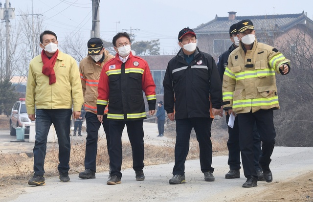 ▲ 이철우 경북도지사(왼쪽 세번째)는 1일 고령 쌍림면 합가리 산101 일원에서 발생한 산불현장을 직접 찾아 산불 진화 상황을 점검했다.ⓒ경북도
