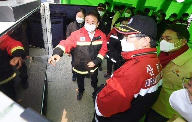 ▲ 이철우 지사는 산불현장 통합지휘본부를 찾아 산불현황을 보고 받은 후 “무엇보다 도민의 생명과 안전이 우선이다. 모든 재원과 장비를 투입해 산불을 진화해 달라”고 당부했다.ⓒ경북도