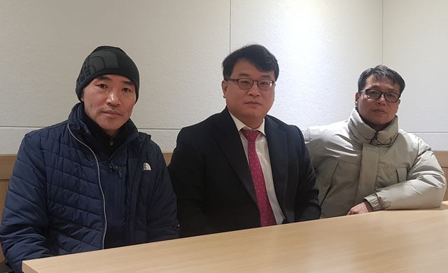 ▲ 북한군에 피살된 해양수산부(해수부) 공무원 유족과 KAL기 피해자가족회 대표가 공동성명서를 발표했다. (왼쪽부터) 해수부 공무원 친형 이래진 씨, 해수부 공무원 유족 법률대리인 김기윤 변호사, KAL 피해자가족회 대표 황인철 씨 ⓒ이래진 씨 제공