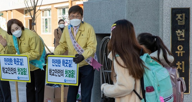 ▲ 유은혜 사회부총리 겸 교육부 장관과 최교진 세종교육감이 2일 집현유·초등학교를 방문해 통학로 안전 캠페인을 하고 있다.ⓒ세종시교육청