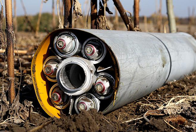 ▲ 인권단체 휴먼라이트워치(HRW)가 우크라이나 전장에서 찾아낸 집속탄 불발탄. 작은 공처럼 보이는 게 모두 자탄이다. ⓒHRW 홈페이지 공개사진.