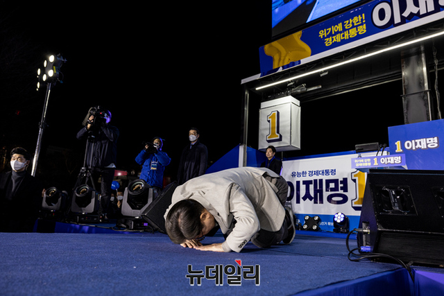 ▲ 이재명 더불어민주당 대선후보가 지난달 28일 오후 경북 안동시 웅부공원에서 열린 유세에서 지지자들에게 큰절을 올리며 지지호소를 하고 있다. ⓒ뉴데일리 DB