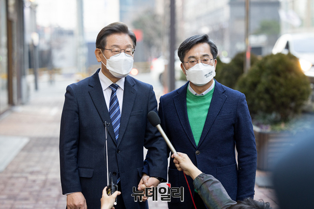 ▲ 이재명 더불어민주당 대선후보(왼쪽)와 김동연 새로운물결 대선후보가 지난 1일 오후 서울 마포구의 한 카페에서 만나 회동장으로 이동하고 있다. 이들은 이날 회동에서 대선 후 국민통합정부 구성, 대통령 임기 1년 단축, 책임총리제 추진 등을 담은 정책연대를 선언했다.ⓒ정상윤 기자(사진=이재명 캠프)