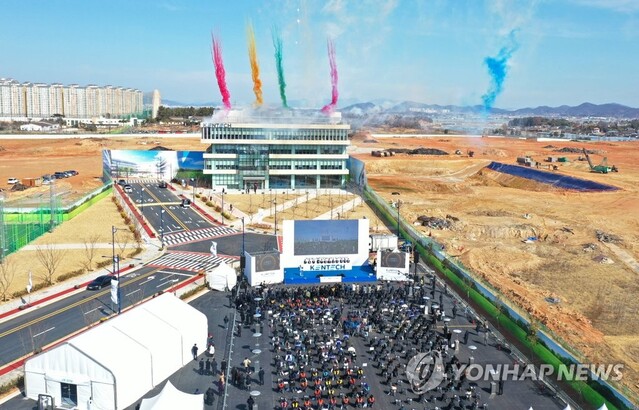 ▲ 2일 오전 전남 나주 한국에너지공과대학교에서 열린 입학식 및 비전 선포식에서 폭죽이 터지고 있다. ⓒ연합뉴스