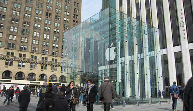 ▲ 애플, 구글 등 수많은 다국적 기업이 러시아에서의 사업을 중단한다고 밝혔다. 사진은 미국 뉴욕의 애플 스토어. ⓒ뉴데일리 DB.