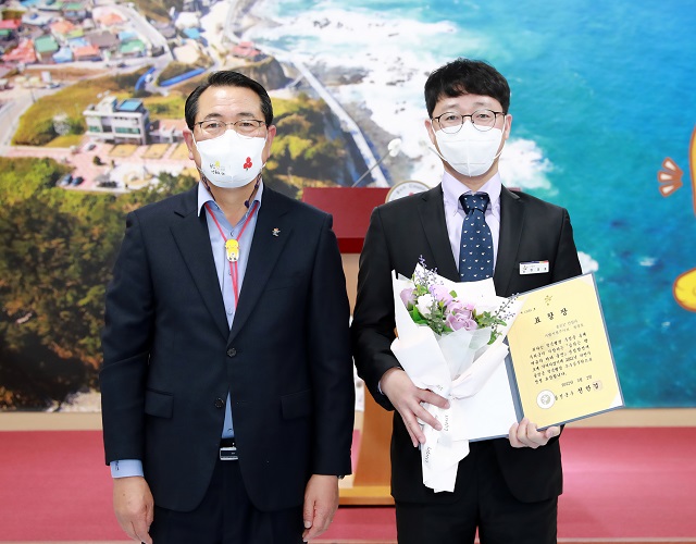 ▲ 울진군은 2021년 하반기 동안 모범적인 공직생활과 적극적인 업무 수행으로 성과를 창출한 우수공무원 1명을 선발했다.ⓒ울진군