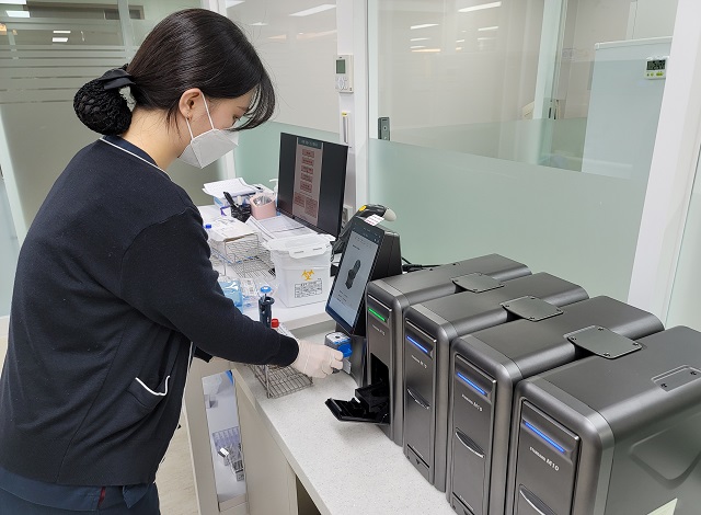 ▲ 음압시설이 완비된 세명기독병원 분자진단검사실에서 직원이 2일 신속 PCR 검사를 하고 있다.ⓒ세명기독병원