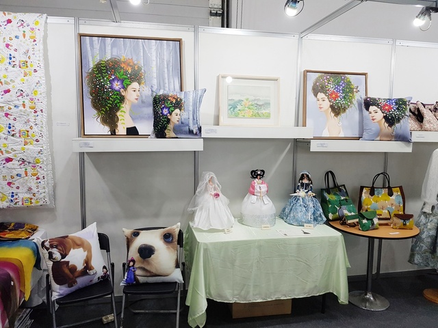 ▲ 박소령 작가는 순수미술 유화 작품을 DTP 디지털 텍스타일 프린팅으로 출력한 다음 쿠션, 손수건 등 다양한 생활 소품으로 제작해 전시한다.ⓒ대구 패턴 디자인연구회