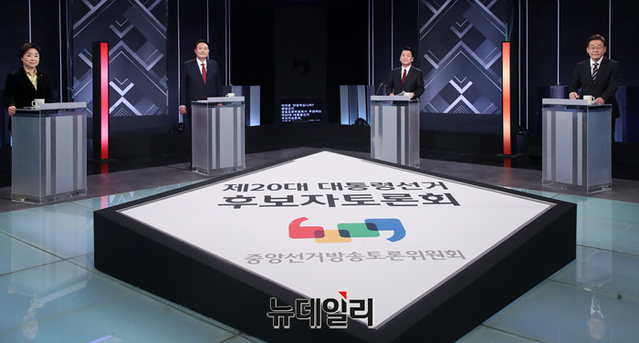 ▲ 더불어민주당 이재명·국민의힘 윤석열·정의당 심상정·국민의당 안철수 후보가 2일 오후 서울 여의도 KBS에서 열린 중앙선거관리위원회 주관 TV토론회를 진행 중인 모습. ⓒ정상윤 기자