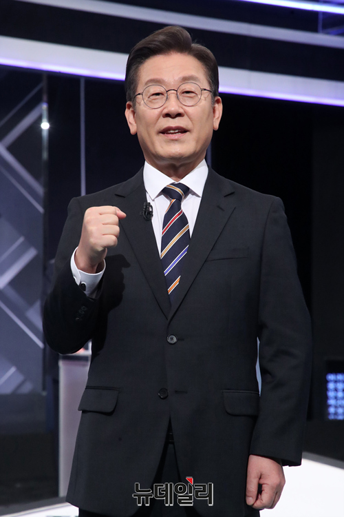 ▲ 2일 저녁 서울 여의도 KBS에서 열린 중앙선거관리위원회 주관 TV토론회에 참석한 이재명 더불어민주당 대선후보. ⓒ정상윤 기자