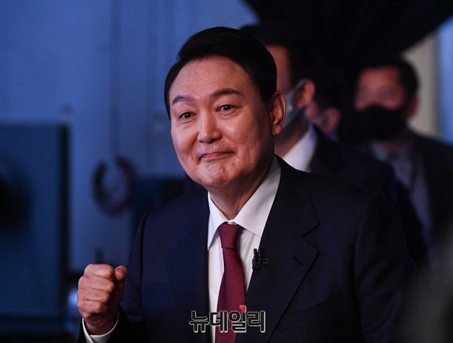 ▲ 2일 저녁 서울 여의도 KBS에서 열린 중앙선거관리위원회 주관 TV토론회에 참석한 윤석열 국민의힘 대선후보. ⓒ정상윤 기자