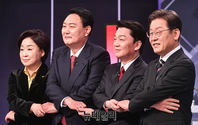 ▲ 더불어민주당 이재명·국민의힘 윤석열·정의당 심상정·국민의당 안철수 후보가 2일 오후 서울 여의도 KBS에서 열린 중앙선거관리위원회 주관 TV토론회에 앞서 기념촬영을 하고 있다. (사진=한국인터넷신문협회)