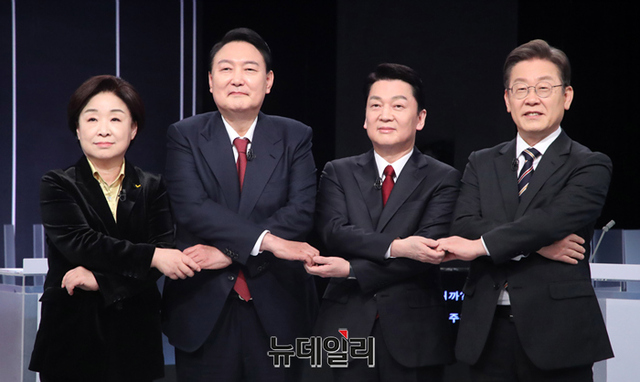 ▲ 더불어민주당 이재명·국민의힘 윤석열·정의당 심상정·국민의당 안철수 후보가 2일 오후 서울 여의도 KBS에서 열린 중앙선거관리위원회 주관 TV토론회에 앞서 기념촬영을 하고 있다. (사진=한국인터넷신문협회)