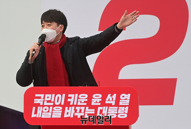 ▲ 이준석 국민의힘 대표가 지난달 26일 오전 인천 연수구 스퀘어원에서 열린 집중 유세에서 연단에 올라 윤 후보의 지지를 호소하고 있다. ⓒ인천=정상윤 기자