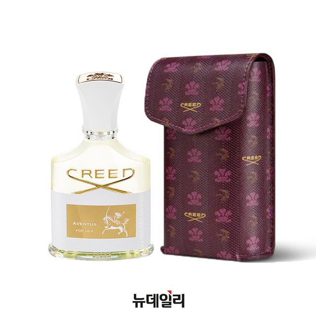 ▲ 2일 서울 송파구 잠실에비뉴엘 지하1층 크리드 매장에서 모델이 '레더 익스플로러 컬렉션'을 홍보하고 있다. ⓒ롯데쇼핑