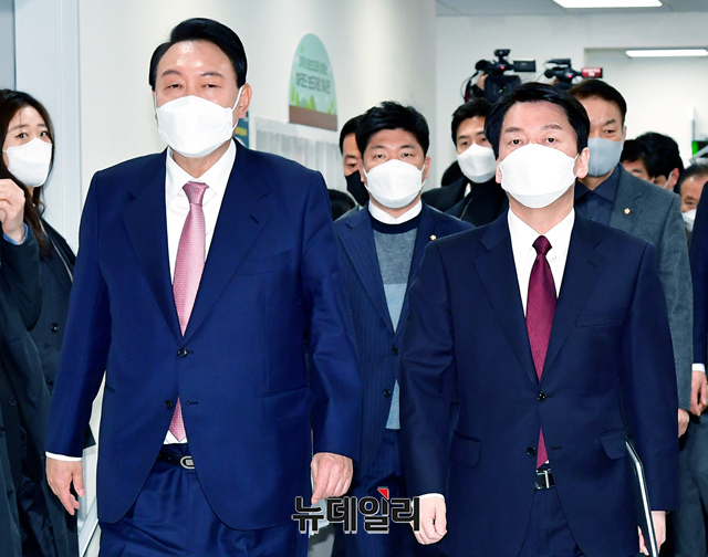▲ 윤석열 국민의힘 대선 후보와 안철수 국민의당 대선 후보가 3일 오전 국회 소통관에서 야권 단일화 합의 관련 공동 선언문 발표를 위해 입장하고 있다.ⓒ이종현 기자