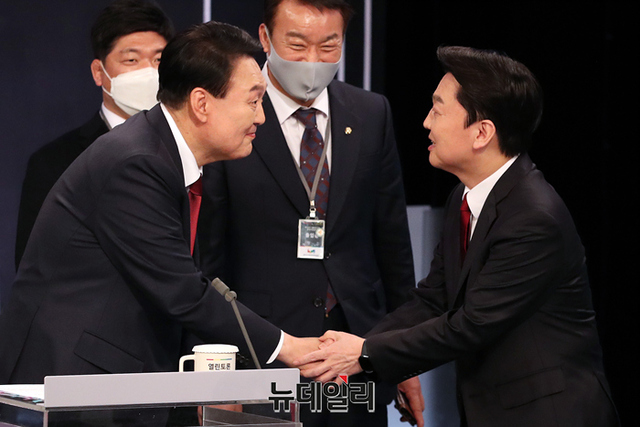 ▲ 두 손을 맞잡고 있는 윤석열·안철수 대선후보. ⓒ사진=한국인터넷신문협회