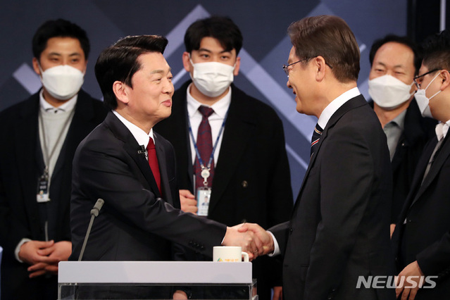 ▲ 이재명 더불어민주당 대선후보와 안철수 국민의당 대선후보가 2일 저녁 서울 여의도 KBS 본관에서 열린 중앙선거방송토론위원회 주관 제20대 대통령선거 후보 초청 3차 법정 TV 토론회에서 악수를 나누고 있다. ⓒ뉴시스