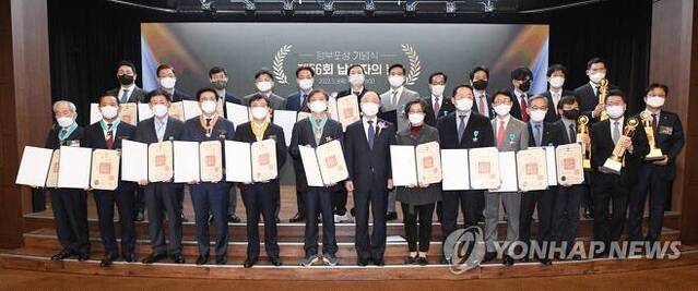 ▲ 3일 오후 서울 중구 은행연합회에서 '제56회 납세자의 날'을 맞아 열린 훈·포장 및 고액납세탑 전수행사에서 홍남기 부총리 겸 기획재정부 장관이 수상자들과 기념 촬영하고 있다. ⓒ연합뉴스
