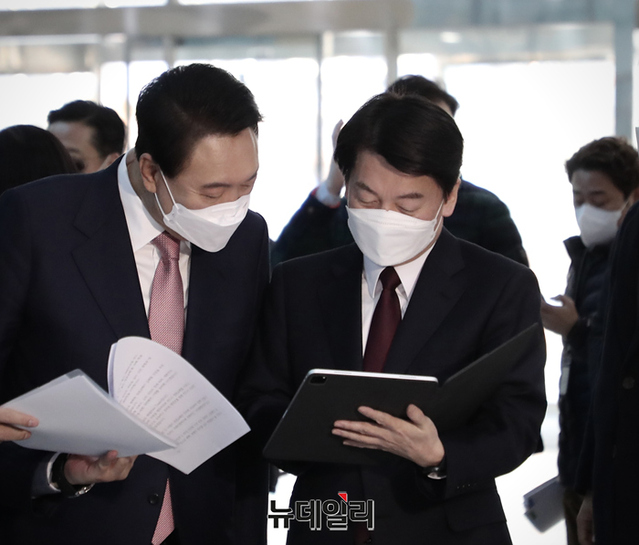 ▲ 윤석열 국민의힘 대통령후보(왼쪽)와 안철수 국민의당 대통령후보가 3일 오전 서울 여의도 국회 소통관 기자회견장에 함께 들어서고 있다. 두 후보는 이날 '단일화 합의'를 전격 선언했다.ⓒ정상윤 기자(사진=윤석열 캠프)