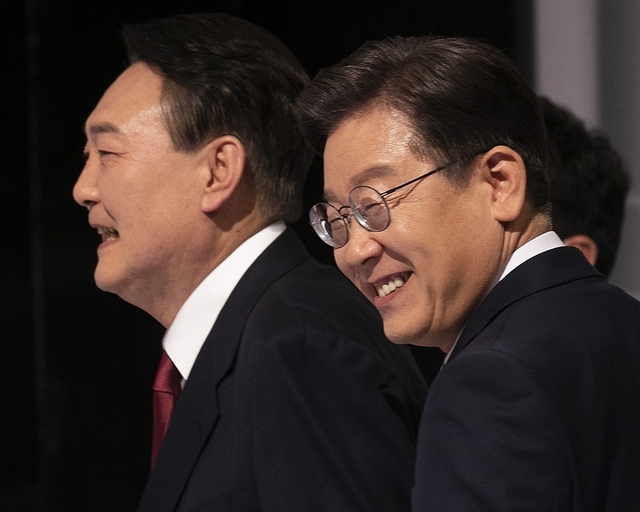 ▲ 이재명 더불어민주당, 윤석열 국민의힘 대선 후보가 지난달 25일 서울 마포구 SBS에서 열린 TV 토론회에 앞서 미소 짓고 있다. ⓒ뉴시스