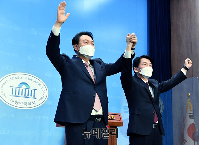 ▲ 윤석열 국민의힘 대통령후보와 안철수 국민의당 대통령후보가 3일 오전 국회 소통관에서 야권 단일화 합의 관련 공동 선언문 발표한 후 손을들어 인사하고 있다. ⓒ이종현 기자
