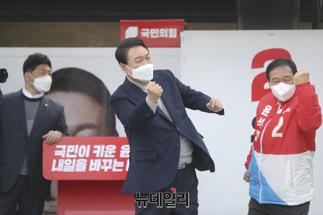 ▲ 윤석열 국민의힘 대선 후보가 3일 오후 세종시 조치원역에서 열린 유세에서 지지호소를 하고 있다. ⓒ뉴데일리(사진=윤석열 캠프)