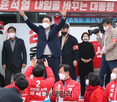 ▲ 국민의힘 윤석열 대선 후보가 3일 오후 세종시 조치원역 광장을 찾아 유권자에게 두 손을 들어 지지를 호소하고 있다.ⓒ이길표 기자