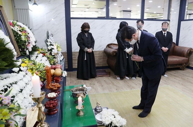 ▲ 양승조 충남도지사는 3일 당진장례식장에 마련된 현대제철 당진공장 소속 노동자 A씨의 빈소를 찾아 조문했다.ⓒ충남도