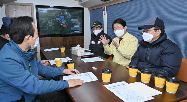 ▲ 권영진 대구시장은 지난 1일 가창 광덕사 산불현장 통합지휘소와 3일 가창 스파밸리 맞은편 산불현장 통합지휘소를 두곳을 찾아 산불 재발화 상황을 점검하고 현장을 지휘했다.ⓒ대구시