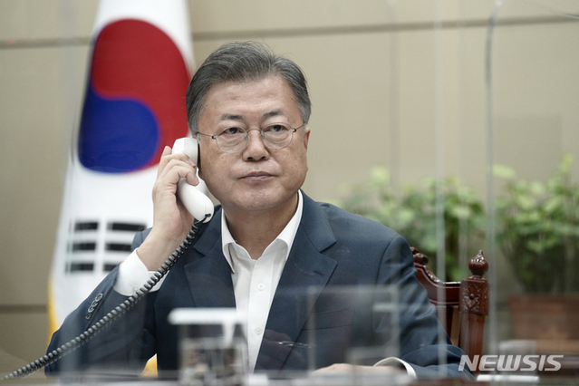 ▲ 문재인 대통령이 3일 오후 청와대 여민관 소회의실에서 볼로디미르 젤렌스키 우크라이나 대통령과 통화하고 있다. ⓒ뉴시스