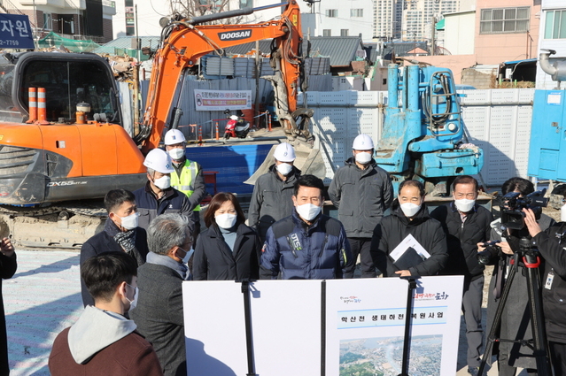▲ 이강덕 시장이 지난해 초 착공해 오는 2023년 말까지 완공을 목표로 사업계획을 점검하고 있다.ⓒ포항시