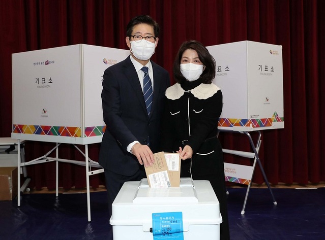 ▲ 양승조 충남도지사가 5일 내포신도시 충남도서관에 마련된 사전투표소에서 부인 남윤자씨와 투표를 한 뒤 투표용지를 투표함에 넣고 있다.ⓒ충남도