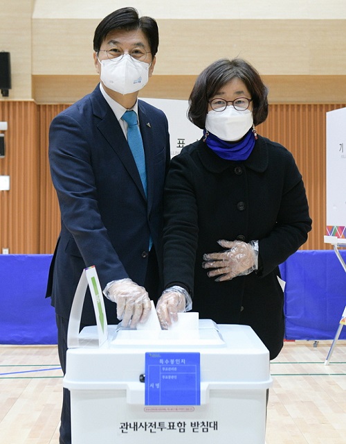 ▲ 이춘희 세종시장이 부인 서명숙 씨와 함께 4일 오전 8시 반곡동 복합커뮤니티센터에 마련된 사전투표소에서 제20대 대통령선거 사전투표를 하고 있다.ⓒ세종시