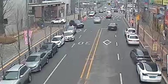 ▲ 천안시 불당25로에 점심시간 중에 주차한 차량들.ⓒ천안시