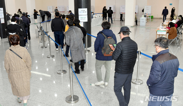 ▲ 4일 오전 광주 북구 전남대학교에 설치된 '용봉동사전투표소'에서 유권자들이 20대 대통령 선거 사전투표를 하고 있다. ⓒ뉴시스