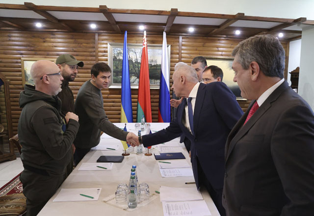 ▲ 2차 정전회담 시작 전 악수를 나누는 우크라이나 대표단과 러시아 대표단. ⓒ뉴시스 AP. 무단전재 및 재배포 금지.