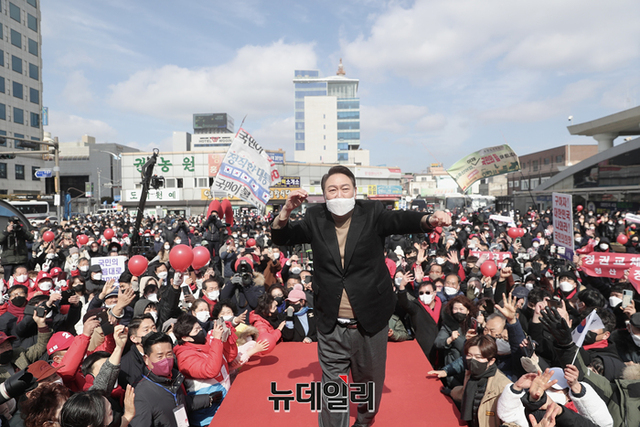 ▲ 윤석열 국민의힘 대선후보가 지난 2월23일 오후 전남 목포역 광장에서 열린 유세에서 지지호소를 하고 있다.ⓒ정상윤 기자(사진=윤석열 캠프)