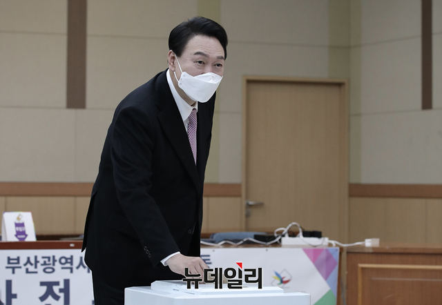 ▲ 윤석열 국민의힘 대선후보가 4일 부산 남구 대연동 부산남구청에 마련된 제20대 대통령 선거 사전투표소를 찾아 사전투표를 하고 있다.ⓒ이종현 기자(사진=윤석열 캠프)