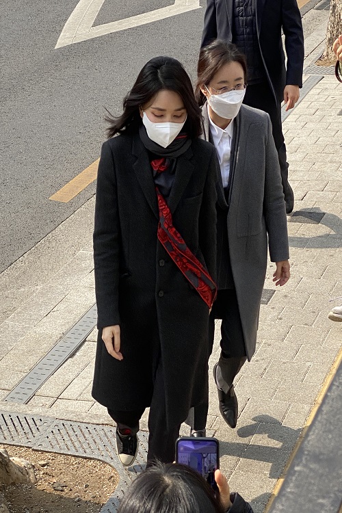 ▲ 윤석열 국민의힘 대선후보 부인 김건희씨가 4일 오전 사전투표를 위해 서울 서초1동 주민센터를 방문하고 있다.ⓒ독자 제공