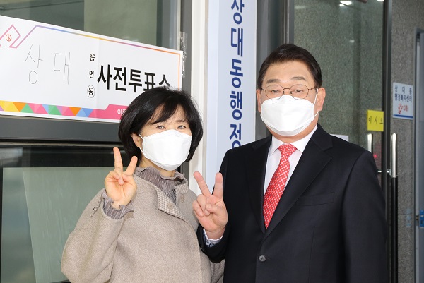 ▲ 박성효 전 대전시장과 아내 백기영씨가 함께 제20대 대선 사전투표에 소장한 한표를 마치고.ⓒ박성효 전 대전시장