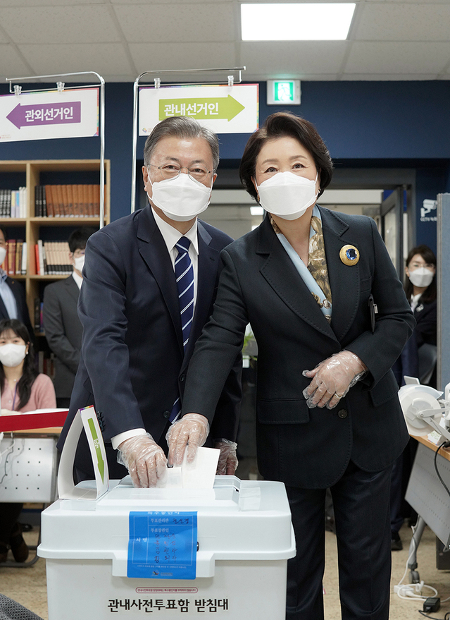 ▲ 문재인 대통령과 김정숙 여사가 제20대 대통령선거 사전투표 첫날인 4일 오전 서울 종로구 삼청동 주민센터에 마련된 투표소에서 투표를 하고 있다.