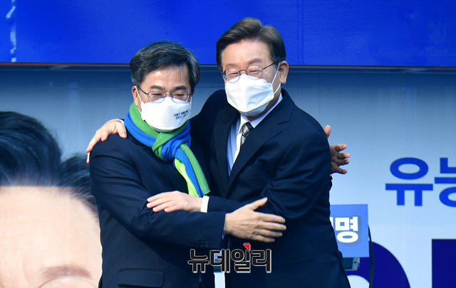 ▲ 김동연 새로운물결 대표(왼쪽)와 이재명 더불어민주당 대통령 후보. ⓒ이종현 기자