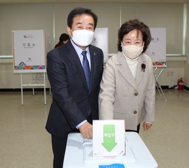 ▲ 송기섭 진천군수가 4일 부인 조명환 여사와 함께 진천읍 생거진천종합사회복지관에 마련된 사전투표소에서 사전투표를 하고 있다.ⓒ진천군