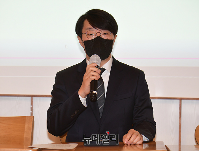 ▲ 국민감시단 소속 홍세욱 변호사가 4일 기자회견에서 