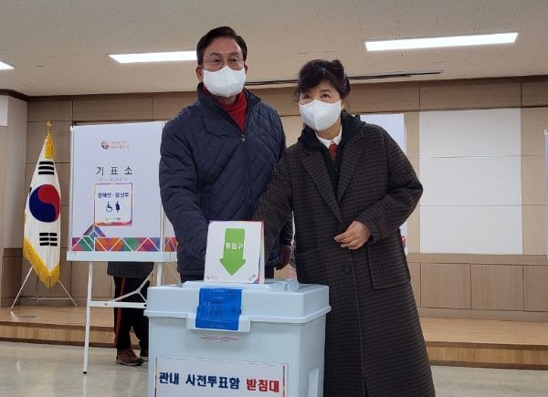 ▲ 청주상당 재선거 국민의힘 정우택 후보가 4일 오전 부인과 함께 용암1동 행정복지센터를 찾아 사전투표를 하고 있다.ⓒ정우택 선거 캠프