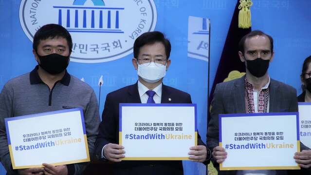 ▲ 4일 이용빈 더불어민주당 의원이 국회 소통관에서 '우크라이나의 회복적 동행을 위한 더불어민주당 국회의원 모임 결성' 기자회견에서 피켓을 들고 있다. ⓒ이용빈 더불어민주당 의원 페이스북