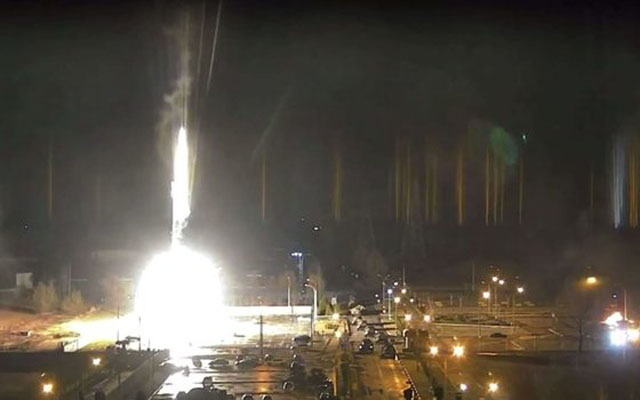 ▲ 현지시간 3일 야간, 조명탄을 터뜨리며 자포리지아 원전 단지를 공격하는 러시아군과 이에 맞서는 우크라이나군 간의 전투. ⓒ뉴시스. 무단전재 및 재배포 금지.