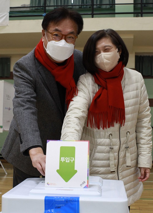 ▲ 제20대 대선 사전투표 첫날인 4일 정진석 국회부의장이 부인 이미호 여사와 함께 공주 신관동에서 사전투표를 하고 있다.ⓒ정진석 국회부의장